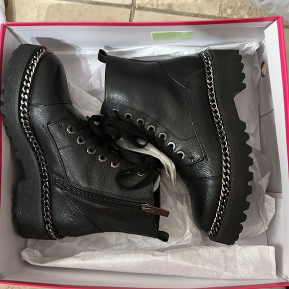 VINCE CAMUTO Mindita Chain Trim Combat Boot - Picture 13 of 13